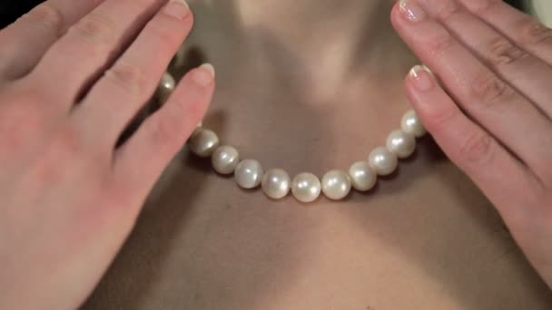 Девушка ожерелье платье — стоковое видео