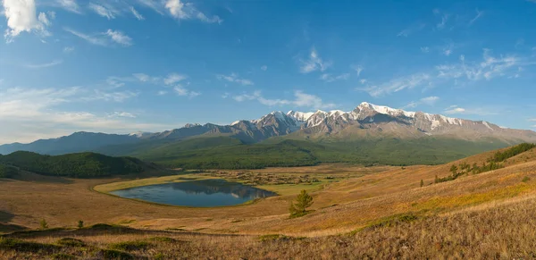 Karla kaplı dağların arkasındaki gölün manzarası..