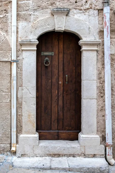 Puertas Madera Marrón Una Pared Piedra Entrada Apartamento —  Fotos de Stock