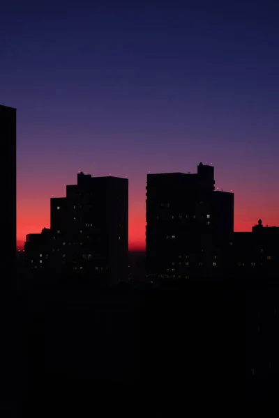 Silhuetas Edifícios Altos Contra Céu Pôr Sol Tarde Noite — Fotografia de Stock
