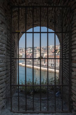 Pencere ve parmaklıklardan şehrin manzarası, kale, Napoli.