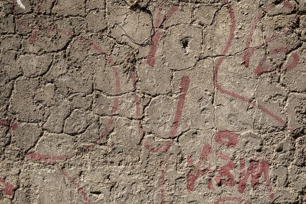 Kırık alçı, kırmızı desenli, parçalı..