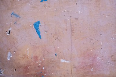 Duvardaki eski alçı, çizik ve boyayla kaplıydı..