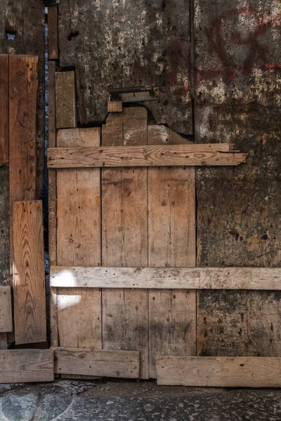 Eski kapalı ahşap kapı, asma kilit..
