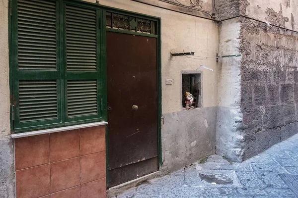 Kapalı pencere ve kapı. Napoli caddesindeki ev..