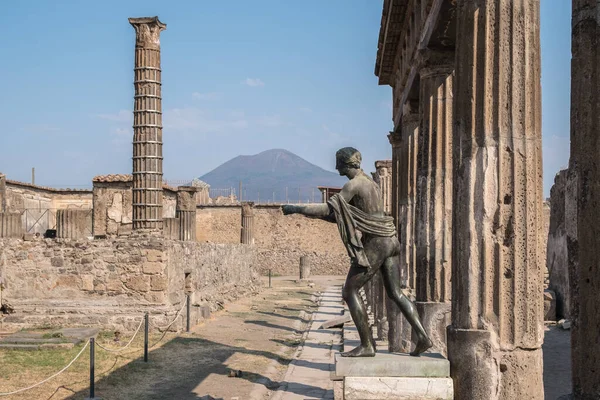 Ruinerna Pompeji Och Statyn Bakgrunden Vulkanen Vesuvius — Stockfoto