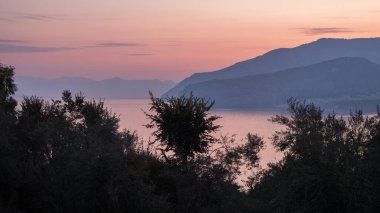 Napoli Körfezi, sabahın erken saatlerinde. Sorrento 'dan Görünüm.
