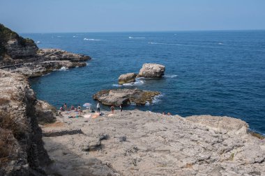 Sorrento 'daki Rocky plajı, Napoli Körfezi..
