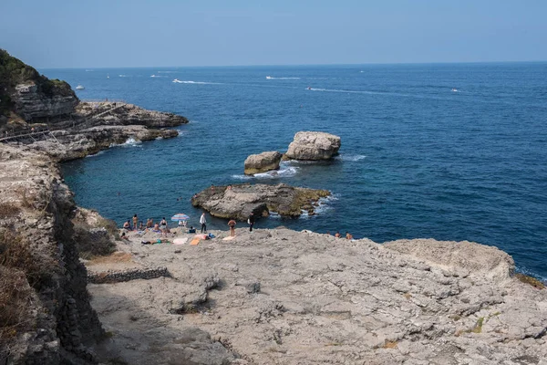 Sorrento 'daki Rocky plajı, Napoli Körfezi..