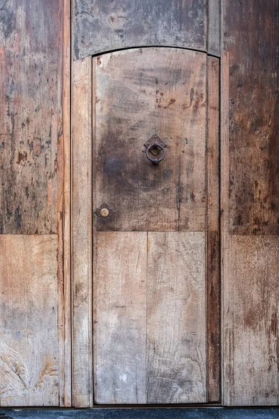 Zamknięte Drewniane Drzwi Metalową Rączką — Zdjęcie stockowe