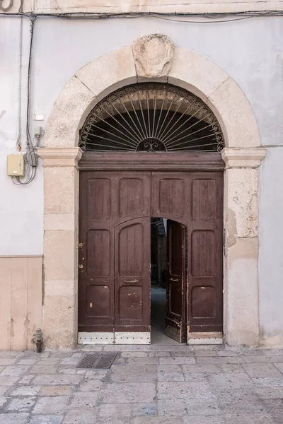 石の壁 木製の門のアーチ型の通路 イタリア — ストック写真