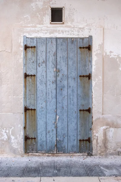 Porta Fechada Madeira Azul Velha Uma Parede Pedra — Fotografia de Stock