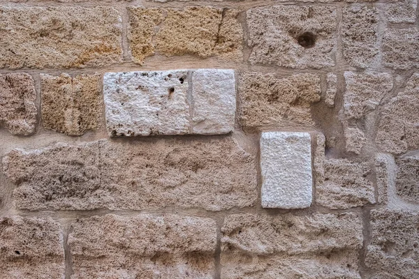 Masonluk beyaz ve kırmızı renkli büyük taş bloklardan yapılmıştır..