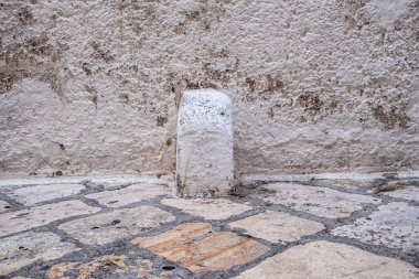 Binanın ve asfaltın taş duvarı. Parça, İtalya.