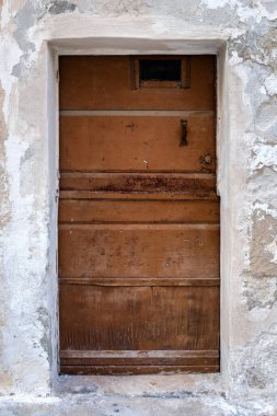 Binanın duvarındaki eski kapı. Zorlu duvar sonu.
