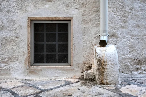 Janela Com Barras Parte Inferior Parede Casa Tubo Drenagem Itália — Fotografia de Stock