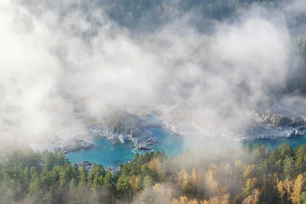Katun nehri vadisinde sis, tepeden manzara. Sonbahar Altai.