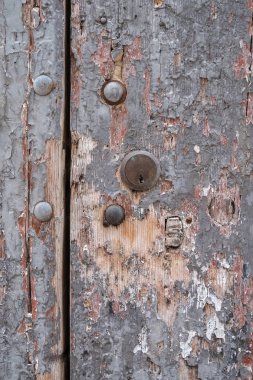 Eski ahşap kapı ve iç kilit, yakın plan. Boya soyuluyor.