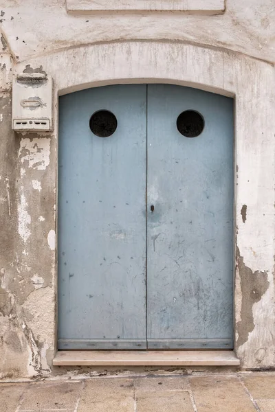 Szaro Niebieskie Drzwi Kamiennej Ścianie Okrągłe Dziury Zamknięte Skrzynka Pocztowa — Zdjęcie stockowe