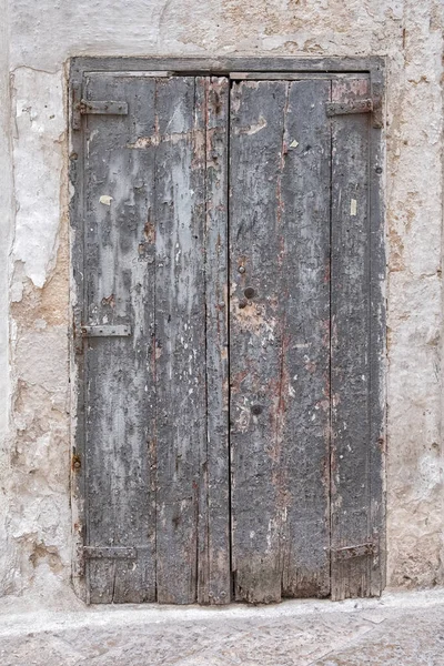 Porta Madeira Cinza Uma Parede Pedra Fechado Trancado Velhas Placas — Fotografia de Stock