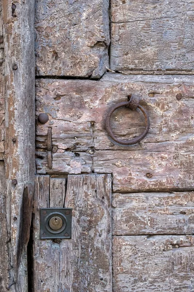 Puerta Madera Vieja Racimos Metal Oxidado Anillo Primer Plano — Foto de Stock