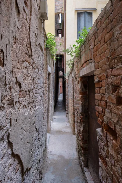 Venice Narrowest Street Brick Walls Arched Passage Calle Varisko Italy — Stock Photo, Image