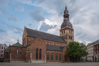 Eski kasabadaki katedral, meydan, sabah. Riga, Letonya.