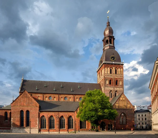 Eski kasabadaki katedral, meydan. Riga, Letonya.