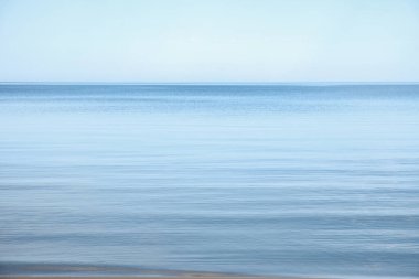 Denizin düz yüzeyi, sakin. Mavi gökyüzü, Baltık, gün.