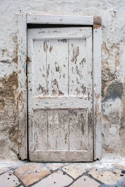 Porta Madeira Velha Uma Parede Pedra Pintado Com Tinta Branca — Fotografia de Stock