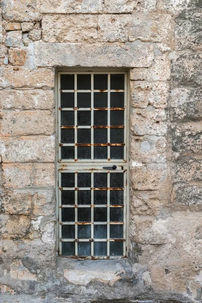 Metalowe Drzwi Krata Kamiennej Ścianie Budowy — Zdjęcie stockowe
