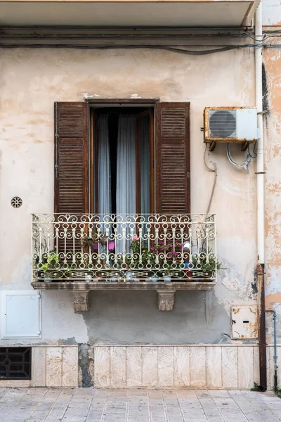 Flowers Balcony Figured Lattice Old Air Conditioning Fragment Wall House — Stock Photo, Image