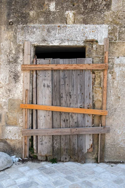Portões Numa Parede Pedra Fechados Por Tábuas Matera Itália — Fotografia de Stock
