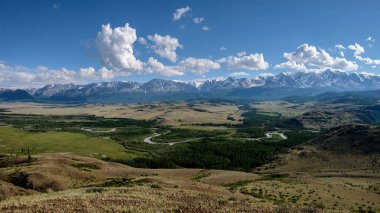 Chuya Nehri Vadisi, Kuzey Chuysky Sıradağları, karla kaplı dağlar. Mavi gökyüzünde beyaz bulutlar, Altai.