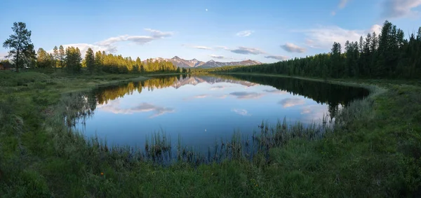 Panorama Lac Montagne Recouvert Herbe Les Montagnes Enneigées Les Nuages — Photo