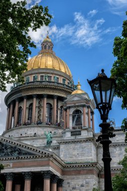 St. Isaac Katedrali, sütun ve altın kubbe. St. Petersburg 'da yaz aylarında parkta sokak lambası. Yakın plan..