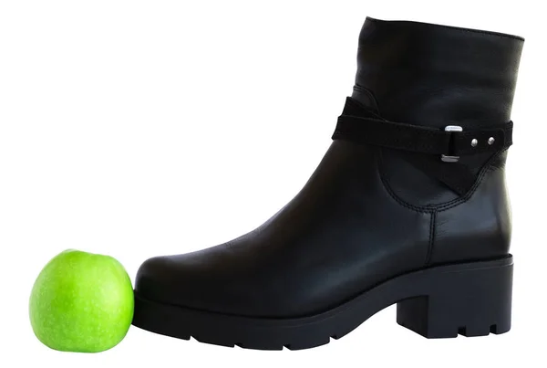 Siyah çizme ve yeşil elma, ayır.