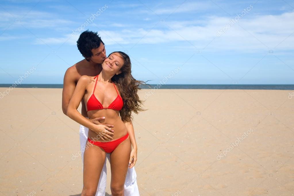 Телочка с парнем на пляже