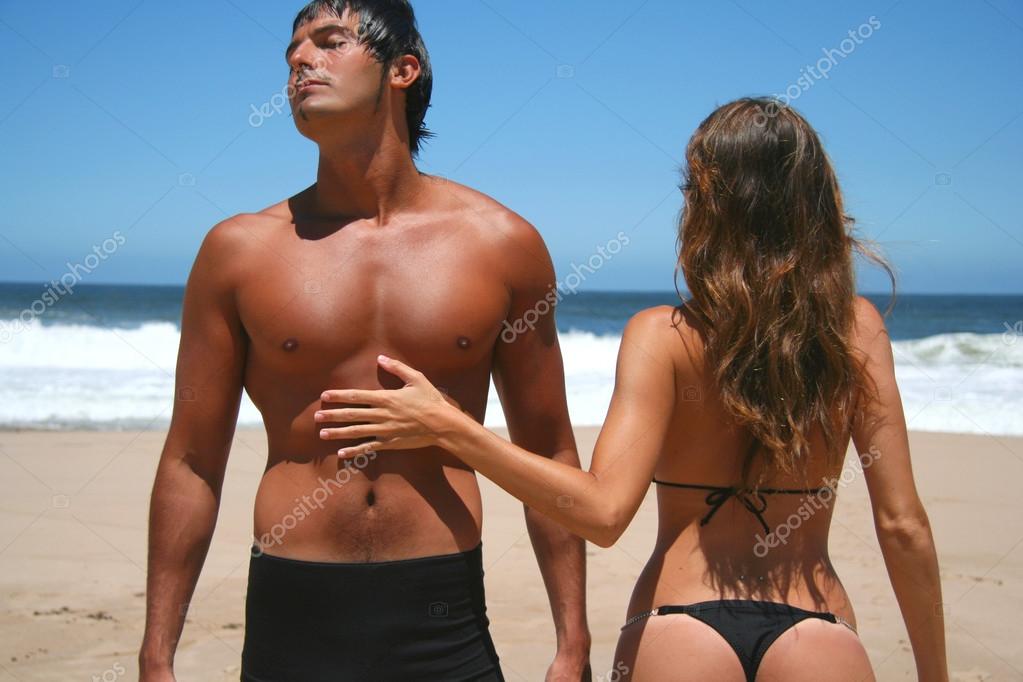 Парень наслаждается загорелой латинкой Парень наслаждается загорелой латинкой