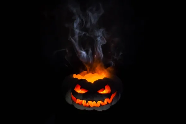 Yanan gözlü korkunç bir balkabağı, bir duman bulutu kapladı. Cadılar Bayramı yaklaşıyor.