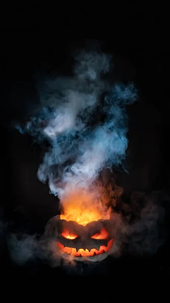 Şeytani balkabağı Jack ileriye bakıyor. Cehennem ateşi yavaşça kafasını yakıyor. Şef aşçıya benziyor. Cadılar Bayramı yaklaşıyor.