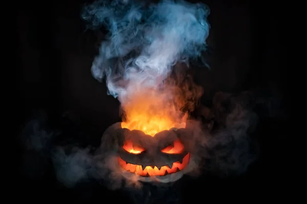 Şeytani balkabağı Jack ileriye bakıyor. Cehennem ateşi yavaşça kafasını yakıyor. Şef aşçıya benziyor. Cadılar Bayramı yaklaşıyor.