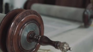 Tevrat parşömeni okuyorum. Yakın plan.