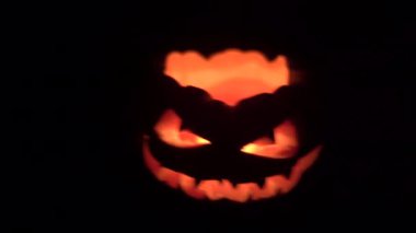 Korkunç bir balkabağı karanlıktan çıkar ve kafasını sallamaya başlar. Cadılar Bayramı yaklaşıyor.