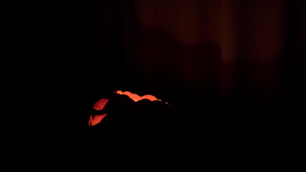 Calabaza Asustadiza Dando Vueltas Habitación Oscura Los Ojos Están Ardiendo — Vídeos de Stock