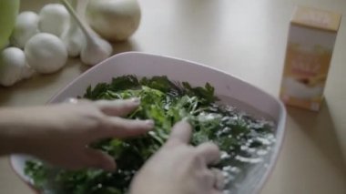 Kaşrut. Pişirmeden önce sebzeleri ıslatmak. Yakın plan.