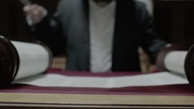 Tevrat parşömeni okuyorum. Yakın plan.