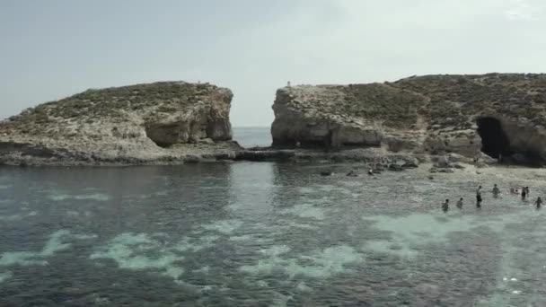 Drone Vliegt Naar Voren Vliegen Kristalhelder Blauw Water Waar Mensen — Stockvideo