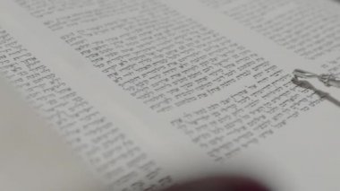 Tevrat parşömeni okuyorum. Yakın plan.