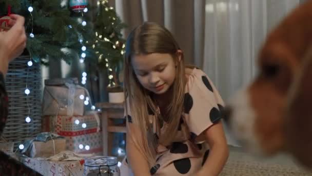 Αδελφές Κάθονται Κάτω Από Χριστουγεννιάτικο Δέντρο Και Παίζουν Σκυλί — Αρχείο Βίντεο